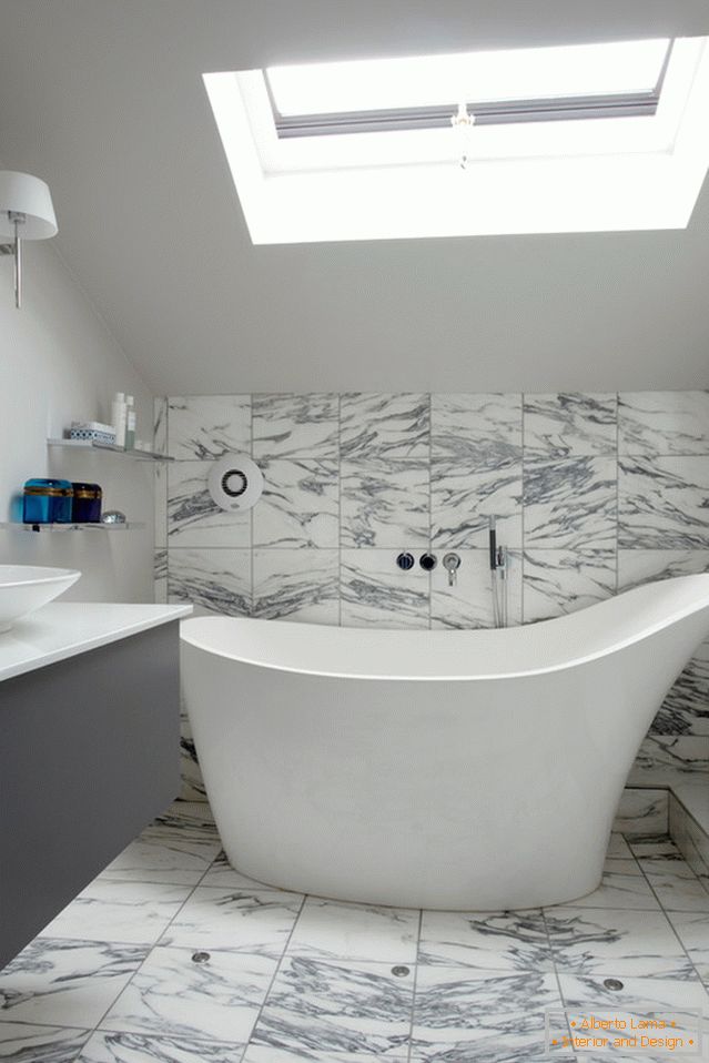 Piastrelle di marmo nel bagno