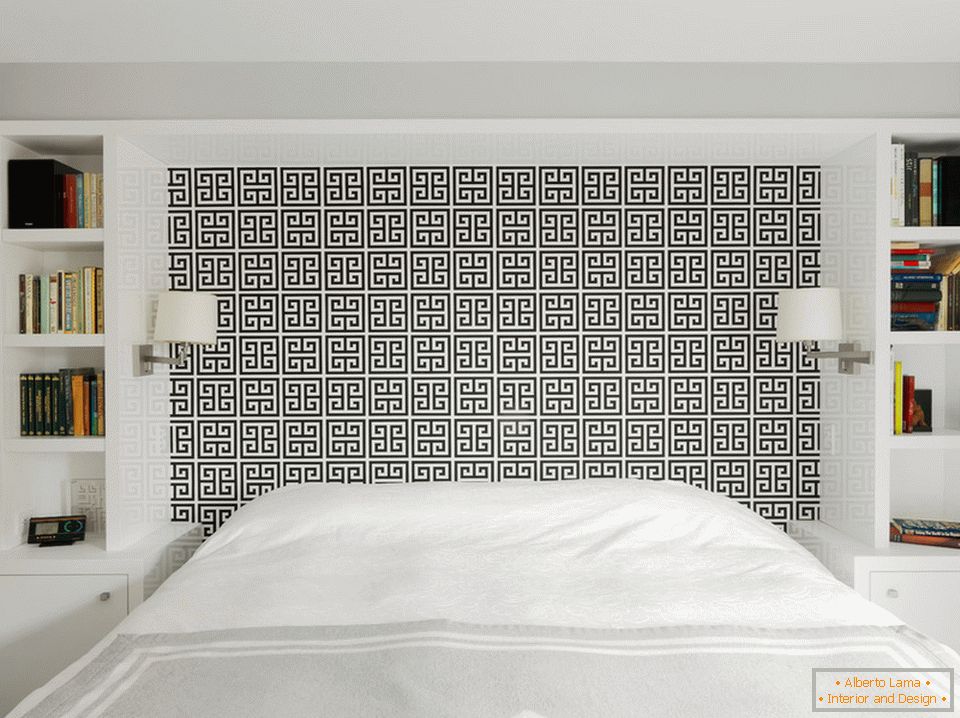 Camera da letto in bianco con un motivo nero sulla testata del letto
