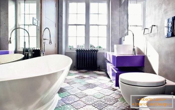 Design del bagno con bellissime piastrelle sul pavimento