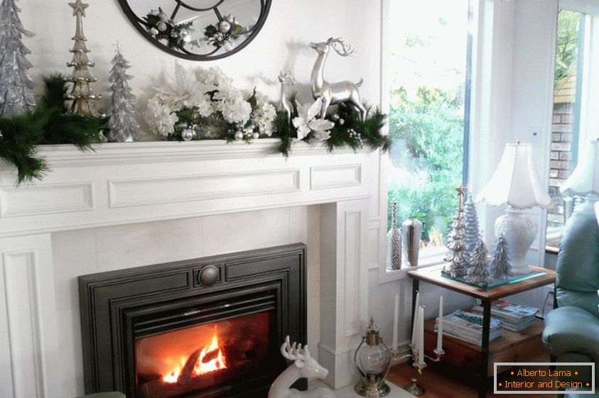 Decorazione bianco-argento del soggiorno con camino per il nuovo anno