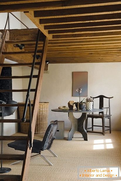 Una semplice scala in legno per l'attico