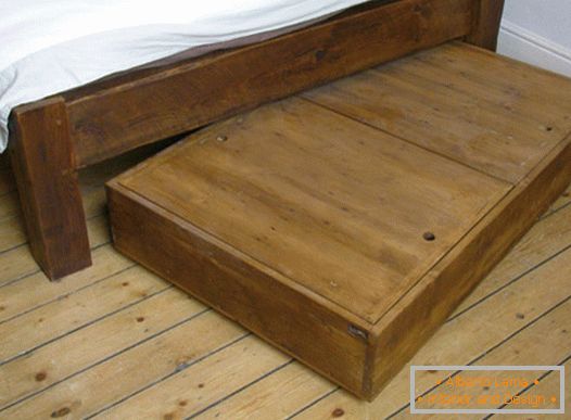 Scatola di legno sotto il letto