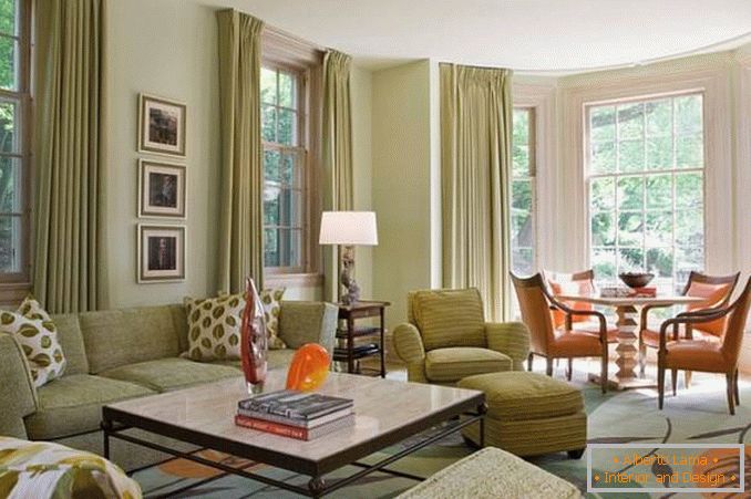 Il design elegante del soggiorno con elementi verdi e arancioni