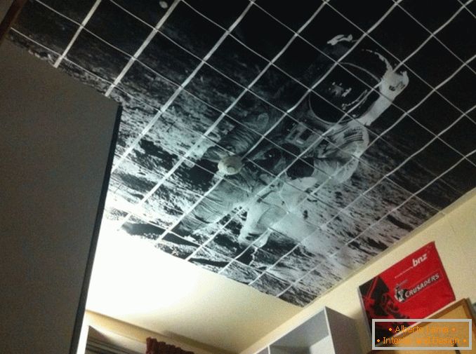 L'immagine del cosmonauta sul soffitto
