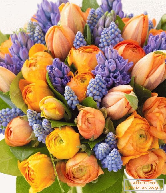 Bouquet di fiori arancioni e viola