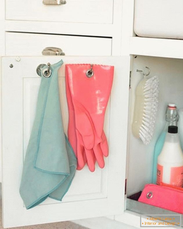 Pothold e guanti all'interno della porta dell'armadio