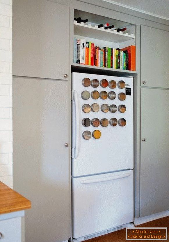 Vasetti magnetici per spezie sul frigorifero