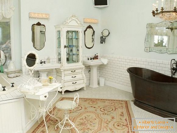 Bellissimo design degli interni del bagno nello stile di un cheby-chic