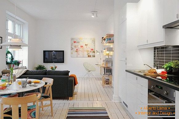 Interno di un piccolo appartamento con elementi che danno comfort e attrazione