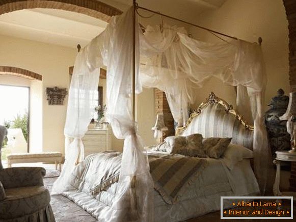 Bella camera da letto romantica con letto a baldacchino