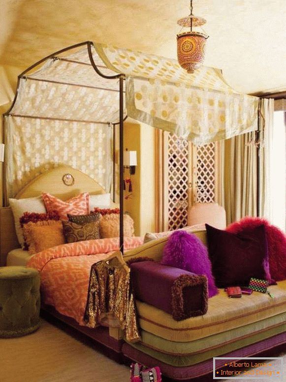 Camera da letto in stile eclettico con baldacchino