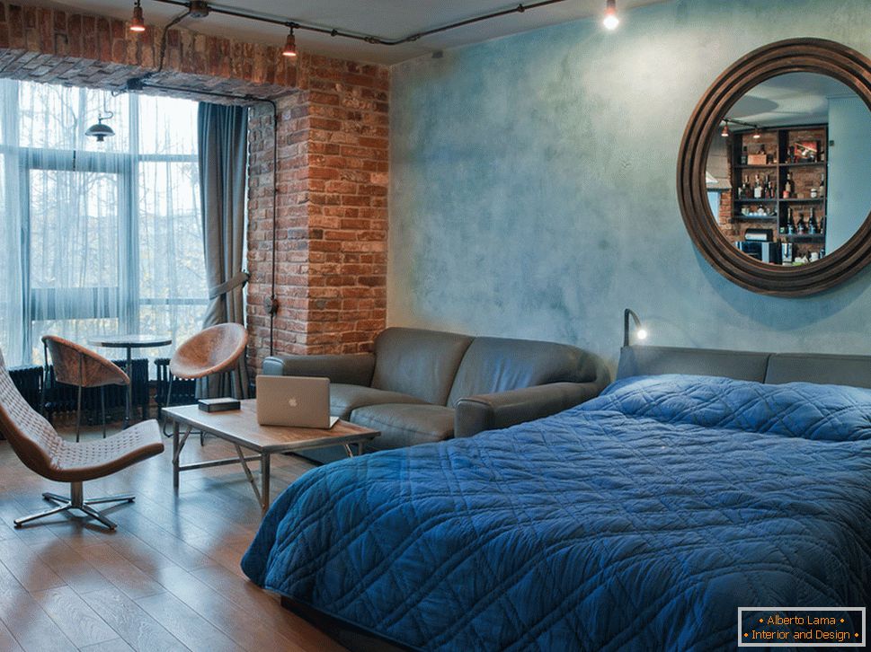 Dormiente in un appartamento in stile loft