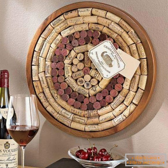 Come decorare un muro in un interno con tappi per vino