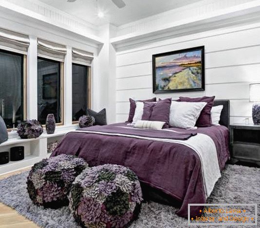 Camera da letto in bianco e nero con accenti viola