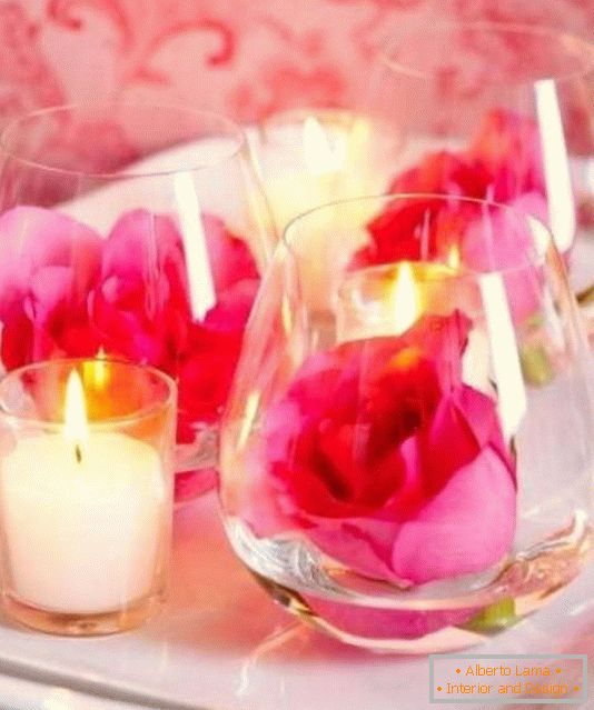 Fiori e candele come decorazione da tavola per San Valentino