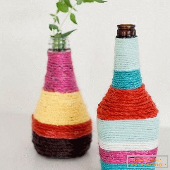 Bottiglie decorate con fili