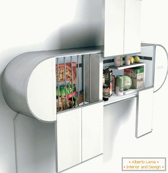 Piccolo frigorifero sul muro