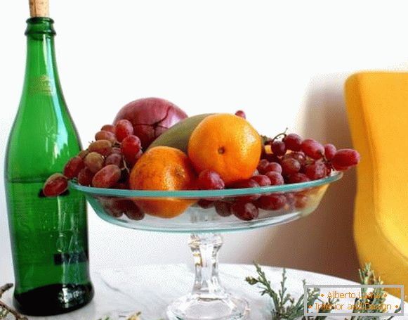 Frutta su un supporto di vetro nel design della cucina