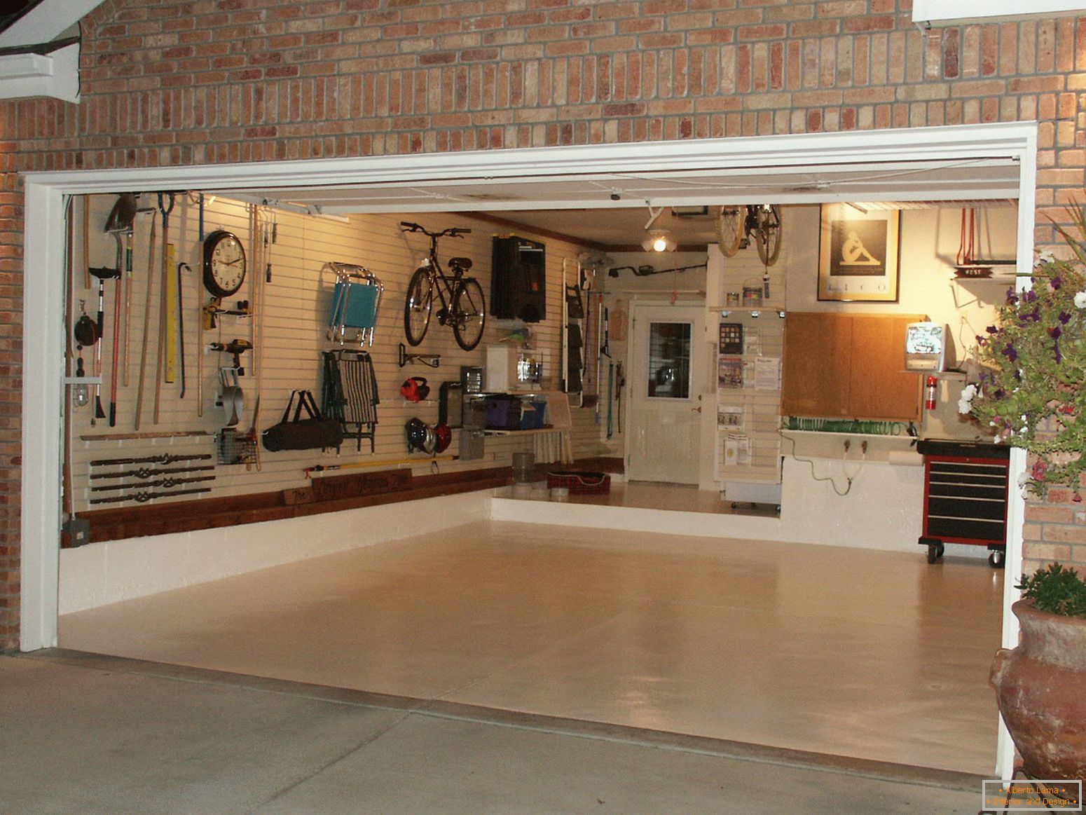 Sistema di stoccaggio a parete nel garage
