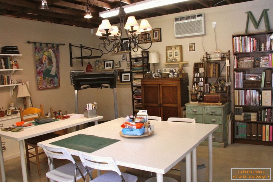 Sala da pranzo e laboratorio in garage
