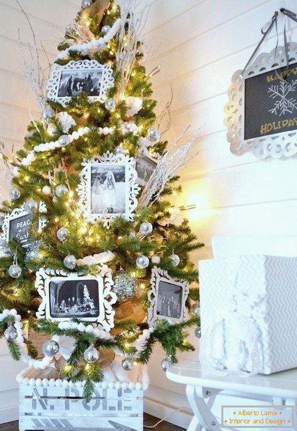 Decorazione di un albero di Natale con cornici per foto