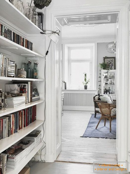 Un piccolo corridoio con una biblioteca in stile scandinavo