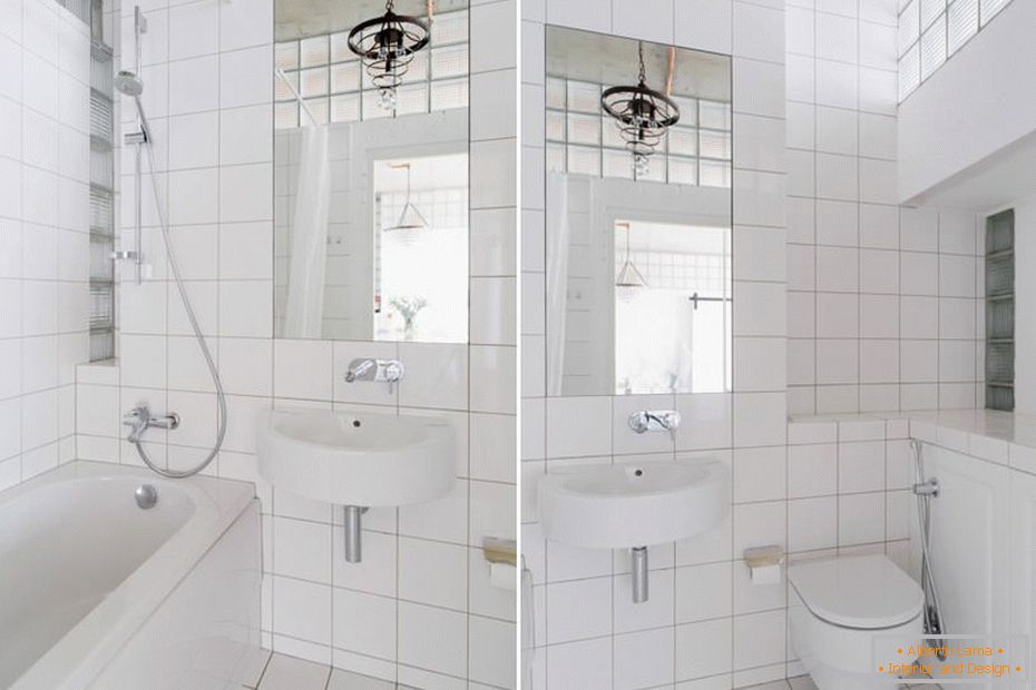 Interno di un piccolo bagno combinato con un bagno