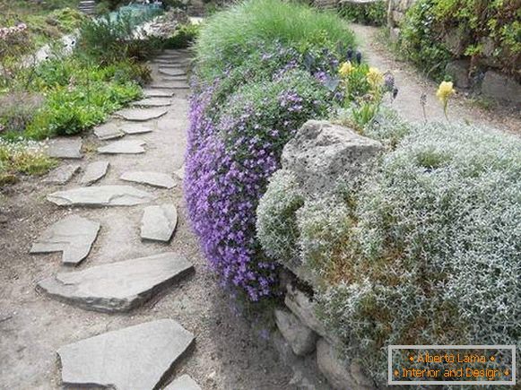 Terrazza con giardino - scivolo alpino con le mani sulla foto