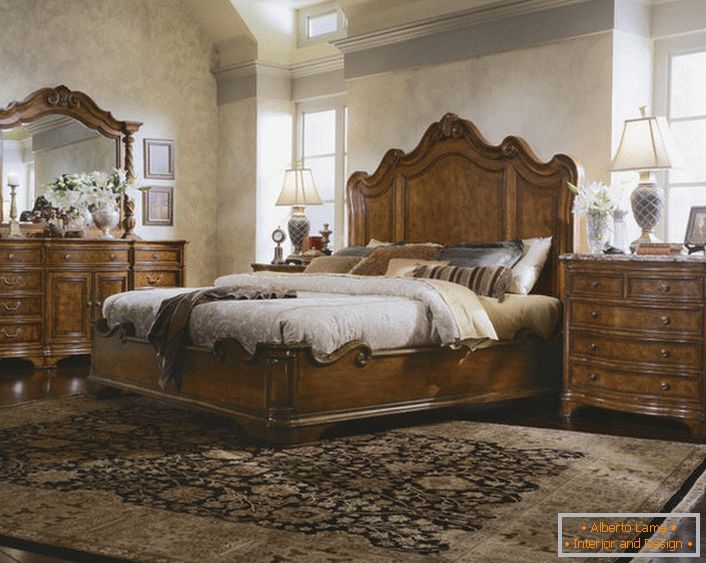 Opzione camera da letto mansardata in stile inglese. Forme e linee riconoscibili di lussuosi mobili indiani.