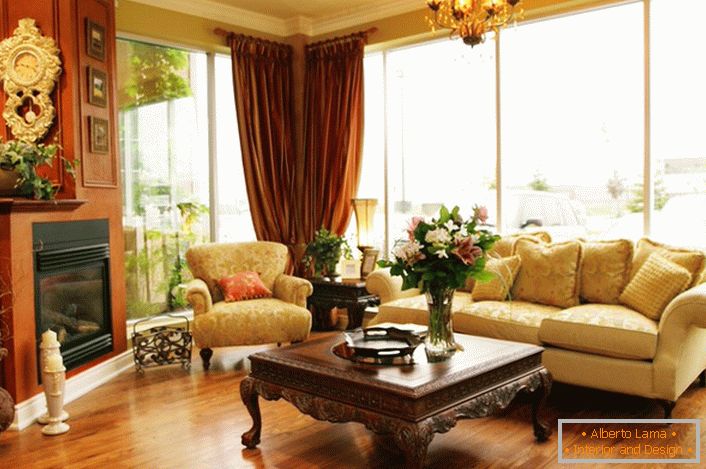 Un accogliente salotto in una casa moderna. Camino e mobili in stile inglese.