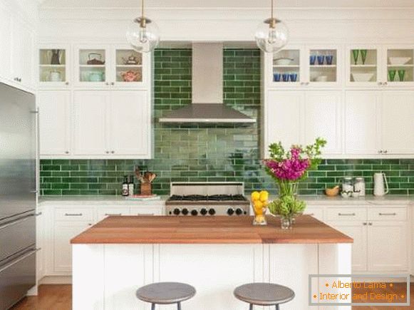 Grembiule verde per cucina bianca - foto di piastrelle rettangolari