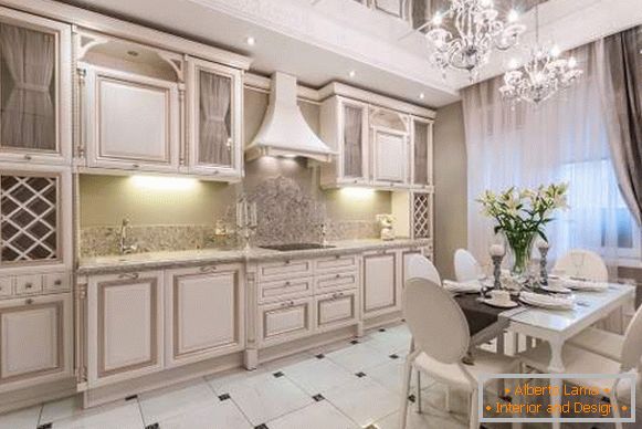 Cucina bianca con patina dorata - foto interior design