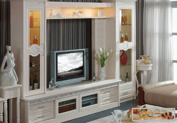 Interno del soggiorno con mobili bianchi in stile classico