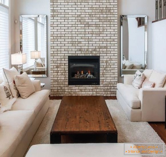 Interni eleganti del soggiorno con mobili bianchi e legno
