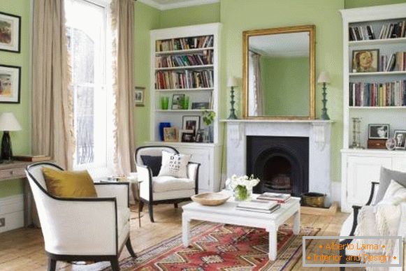 Verde interno del soggiorno con mobili bianchi