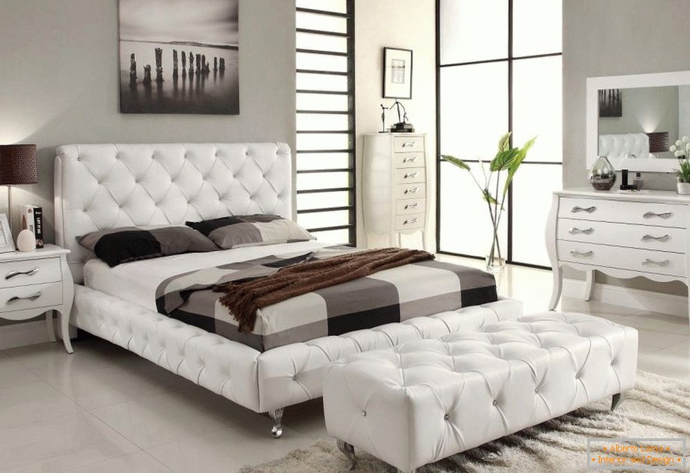 Interno camera da letto con mobili bianchi