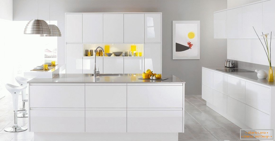 Interiore della cucina con mobili bianchi