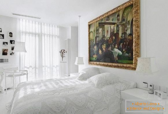 Camera da letto bianca abbagliante in uno stile misto