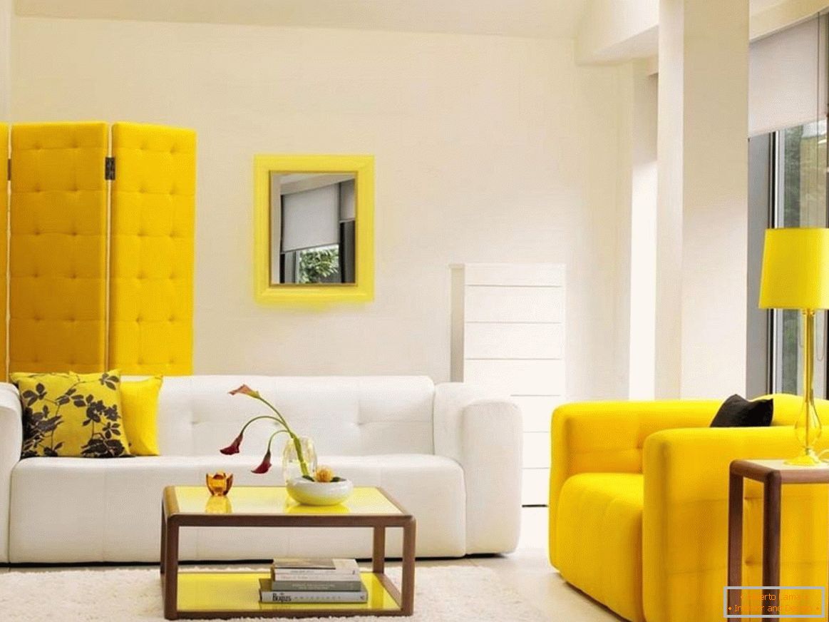 La combinazione di mobili bianchi e gialli all'interno