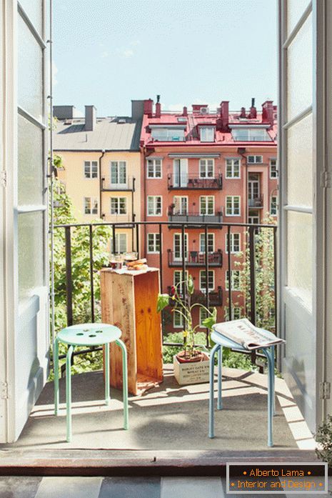 Piccolo balcone con vista sulla città