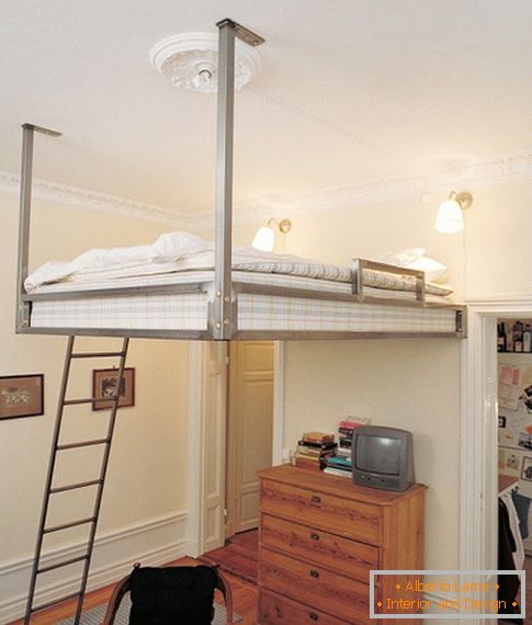 Camera da letto sotto il soffitto