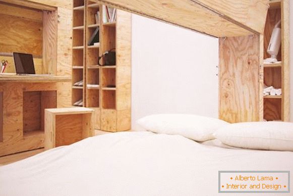 Appartamento con camera da letto con mobili trasformabili