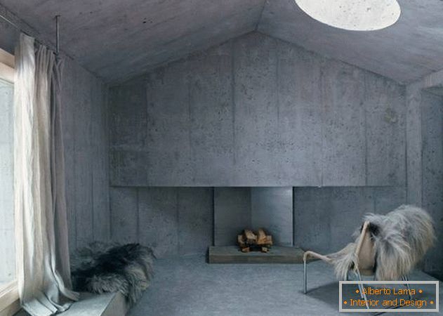 Interno minimalista di una casa di cemento