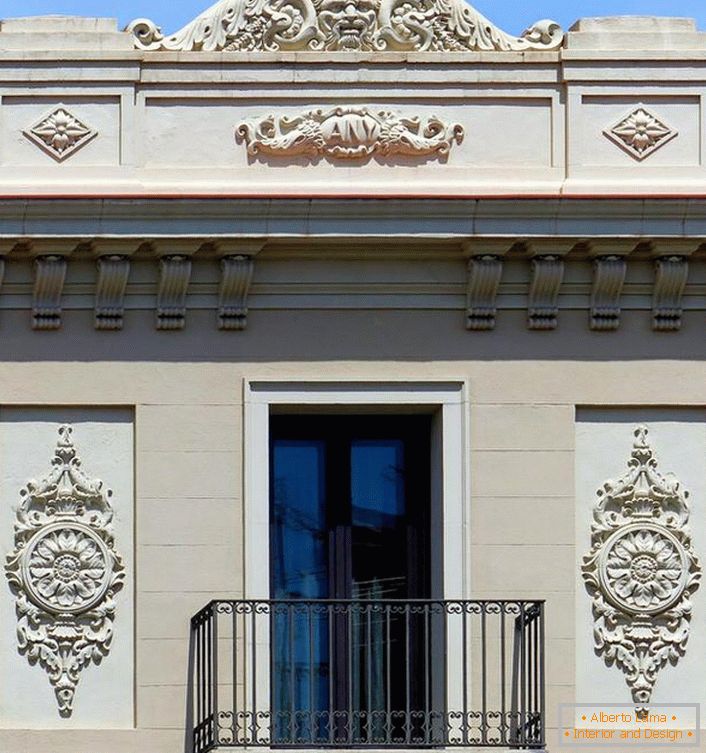 Elementi architettonici a forma di stampo in stucco di gesso adornano la facciata della casa in stile Impero. Fantasie intricate rendono l'esterno insolito.