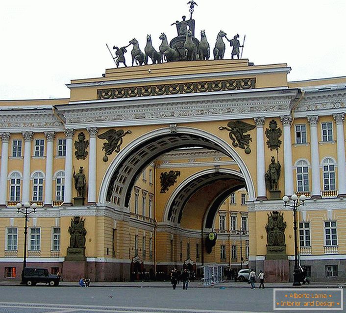 Grandiose creazioni architettoniche nello stile dell'Impero russo sono conservate con reverenza di anno in anno.