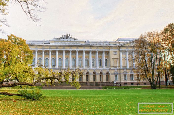 Lussuoso palazzo Mikhailovsky in stile Impero a San Pietroburgo.