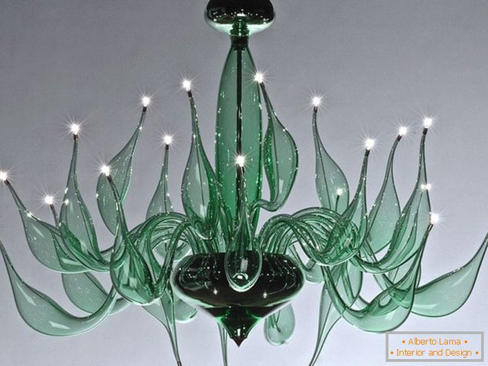 Un lampadario intricato e decorato nello stile di art deco per decorare una stanza degli ospiti o una camera da letto.