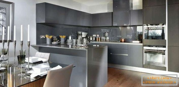 Stile minimalista all'interno di una grande cucina. L'area di lavoro è grigia.