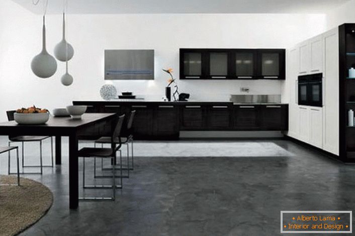 Grande cucina con elementi di futurismo. Finestra nel muro del minimalismo in stile classico. Un lampadario di design di alta qualità.