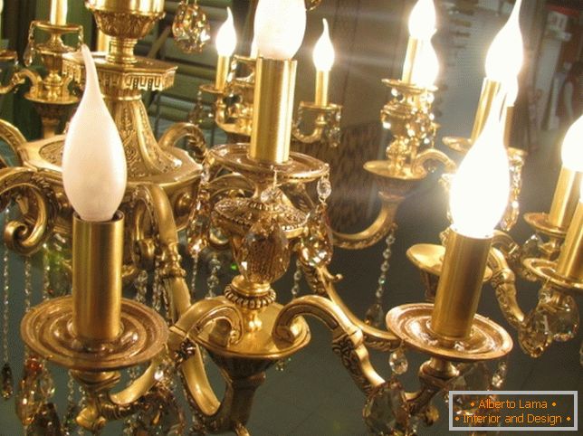 La regale grandezza dei lampadari in bronzo